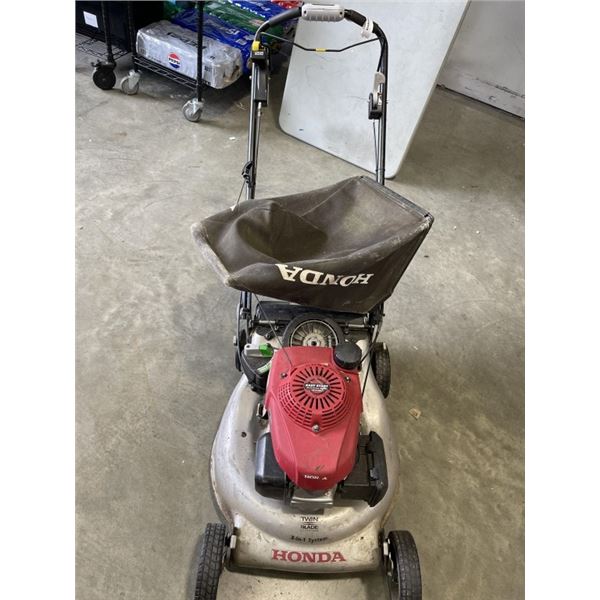 HONDA GAS LAWN MOWER - WORKS, BROKEN WHEEL BUT INCLUDED