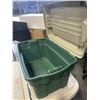Image 3 : 5 RUBBER MAID STORAGE TOTES W/ LIDS