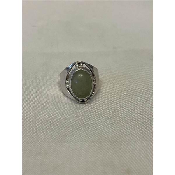 VINTAGE STERLING SILVER W/ GREEN JADE STONE RING, MARKED 925, SIZE 7.5