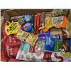 Image 3 : TRAY OF ASSORTED CANDY AND CHOCLOATE TREATS