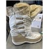Image 3 : 2 PAIRS OF WOMENS BOOTS AND PAIR OF SLIPPERS SIZE 10