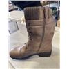 Image 4 : 2 PAIRS OF WOMENS BOOTS AND PAIR OF SLIPPERS SIZE 10