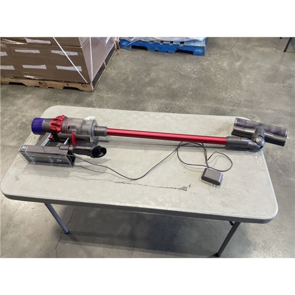 DYSON CYCLONE V10 MOTORHEAD WITH CHARGER. AS FOUND