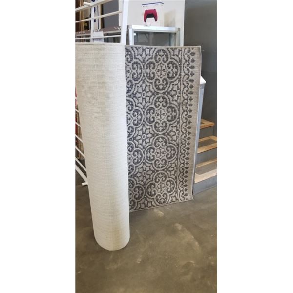GREY AREA CARPET - APPROX 5x7