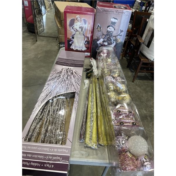 ASSORTED CHRISTMAS DECOR INCLUDING SNOWMAN, ANGEL ETC