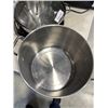 Image 2 : 2 LARGE STAINLESS POTS W/ LIDS AND STAINLESS TRAY