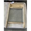 Image 1 : ANTIQUE WASHBOARD