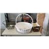 Image 1 : 2 WICKER AND 1 METAL BASKETS - 1 APPROX  24" x 18"
