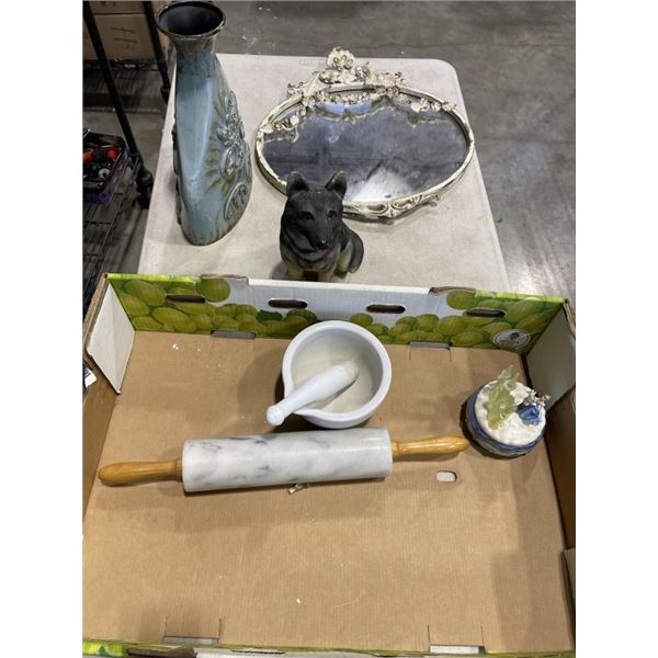 TRAY OF COLLECTIBLES