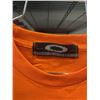 Image 5 : PAIR OF OAKLEY ORANGE T SHIRTS