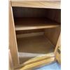 Image 8 : OAK 5 DRAWER AND 2 DOOR DRESSER W/ MATCHING NIGHT STAND
