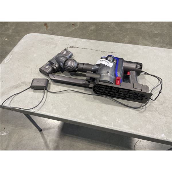 DYSON V7 WITH CHARGER. WORKING. DOES NOT HAVE A STICK