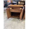Image 3 : 2 VINTAGE 2 DOOR END TABLES W/ INSIDE DRAWER