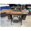 Image 1 : ANTIQUE SINGER SEWING MACHINE IN DESK
