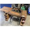 Image 3 : ANTIQUE SINGER SEWING MACHINE IN DESK