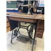 Image 4 : ANTIQUE SINGER SEWING MACHINE IN DESK