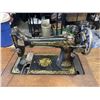 Image 5 : ANTIQUE SINGER SEWING MACHINE IN DESK