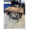 Image 6 : ANTIQUE SINGER SEWING MACHINE IN DESK