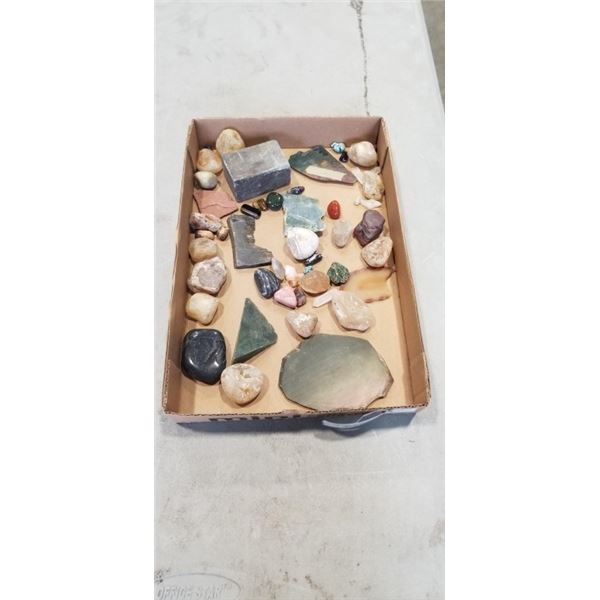 ASSORTEE COLLECTIBLE GEMSTONES AND AGATE STONES