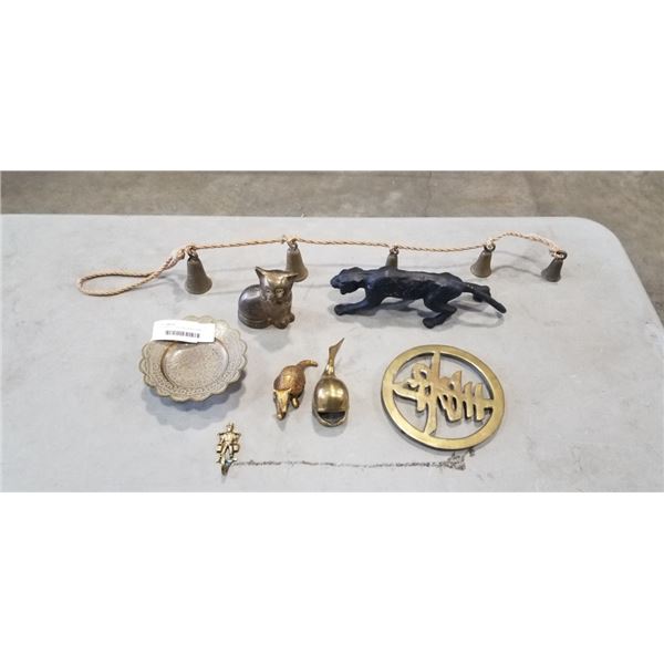 ASSORTED COLLECTIBLE BRASS ITEMS INCLUDING ANIMAL FIGURES, BELLS ETC