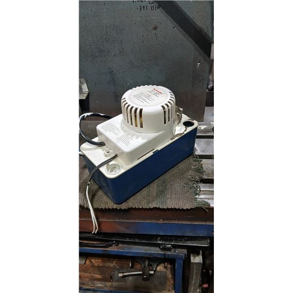 Pompe avec réservoir