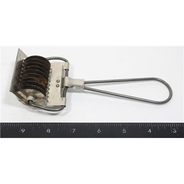VINTAGE STAINLESS STEEL PASTA/PASTRY CUTTER