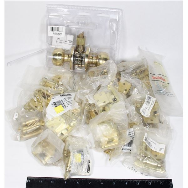 DOOR HANDLES WITH HINGES AND HANDLES