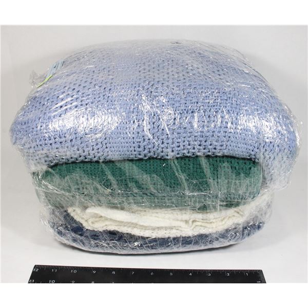 BUNDLE OF BLANKETS ASSORTED COLORS
