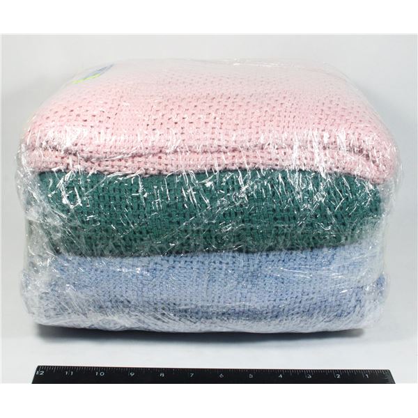 BUNDLE OF BLANKETS ASSORTED COLORS