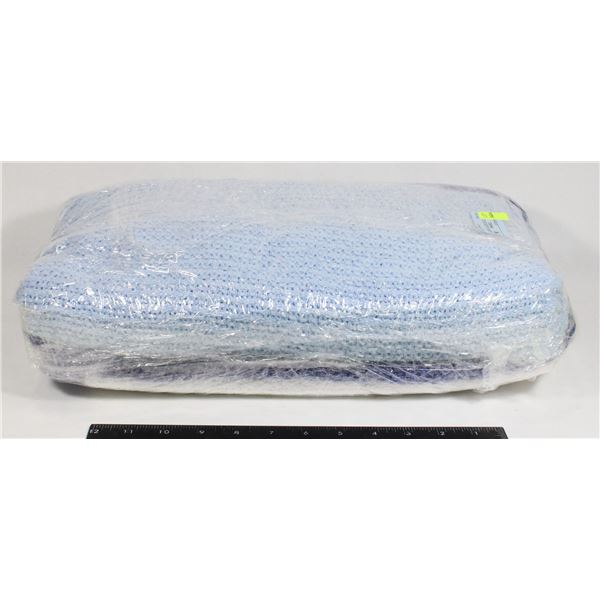 BUNDLE OF BLANKETS ASSORTED COLORS