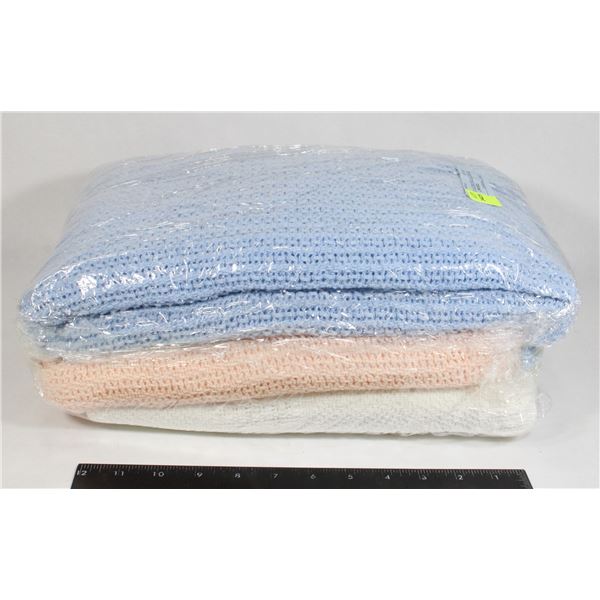 BUNDLE OF BLANKETS ASSORTED COLORS