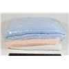 Image 1 : BUNDLE OF BLANKETS ASSORTED COLORS