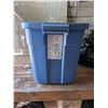 Image 2 : Roughneck Rubbermaid Storage Tub