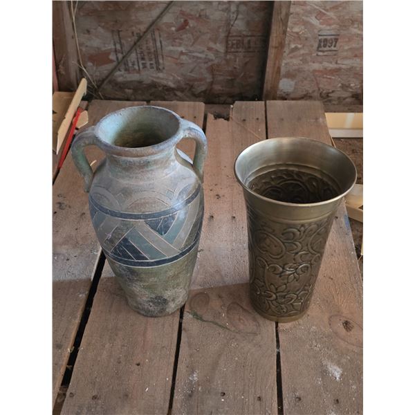 2 decore vases