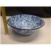 Image 1 : Vintage-style blue and white enamelware bowl. (Bowl Diameter 10")