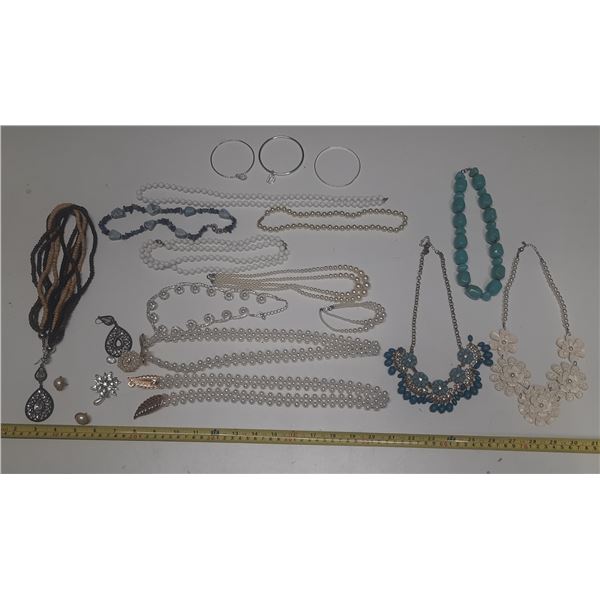 Lot of Jewelry. (Necklace, Earings, etc.)