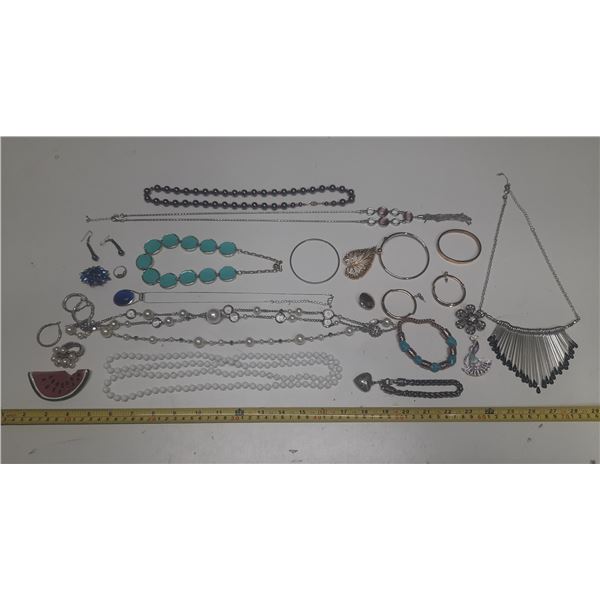 Lot of Jewelry. (Necklace, Earings, etc.)