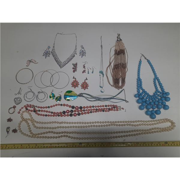 Lot of Jewelry. (Necklace, Earings, etc.)