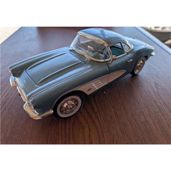Diamonds 1:18 Burago Chev Corvette (1957)  w/ Original Box