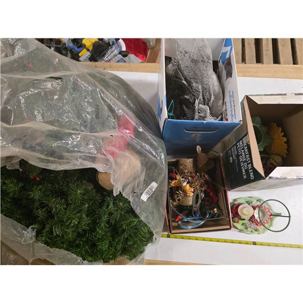 Christmas decorations and décor items