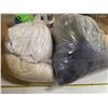 Image 1 : 2 bags of blankets
