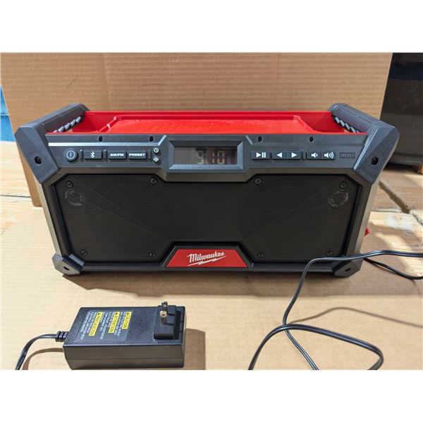 Milwakukee Bluetooth Jobsite Radio FM/AM CAT.NO.2952-20 BARELY USED Excellent Condition w/ Charger