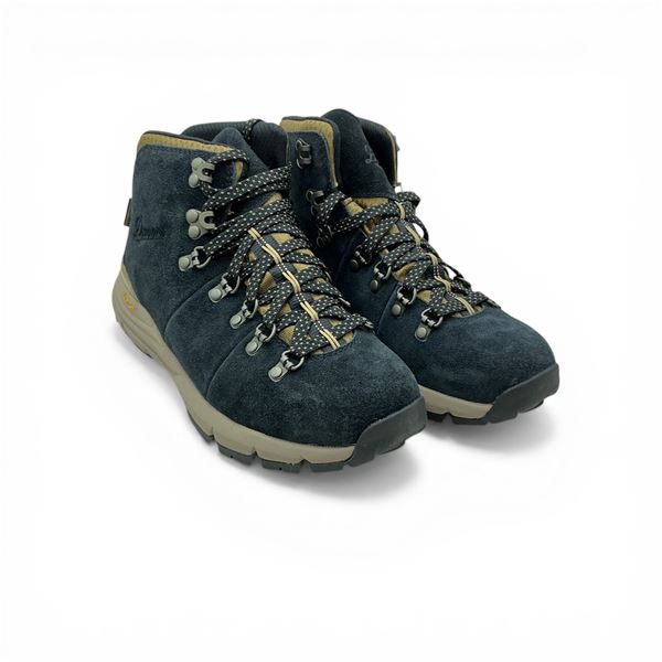 Danner Women's 4.5" Mountain 600 Boots, Black/ Khaki Color, Size: Women's 7