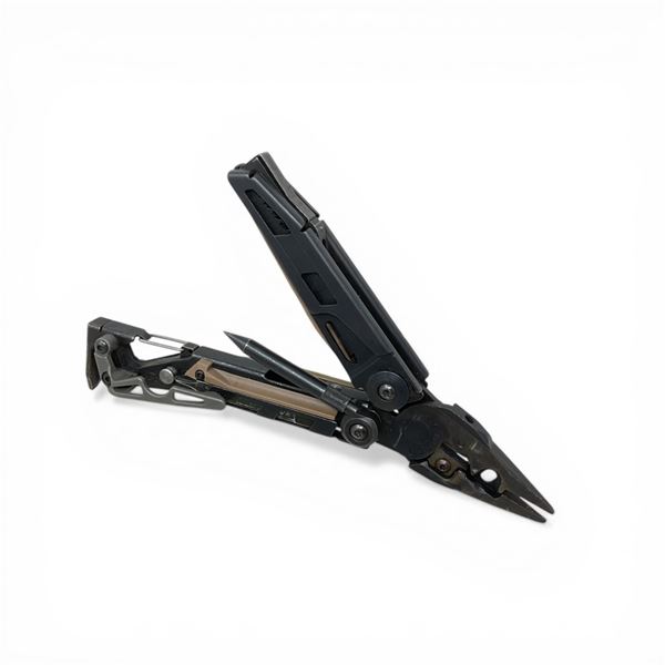 Leatherman Mut Multi-Tool with Carabiner Clip