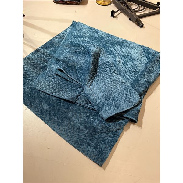 Quilted Blue Velour Coverlet & 2 Matching Pillow Cases (Full/Double Size)
