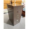 Image 1 : 3 Drawer Metal Filing Cabinet (19" W x 27" D x 47" H)
