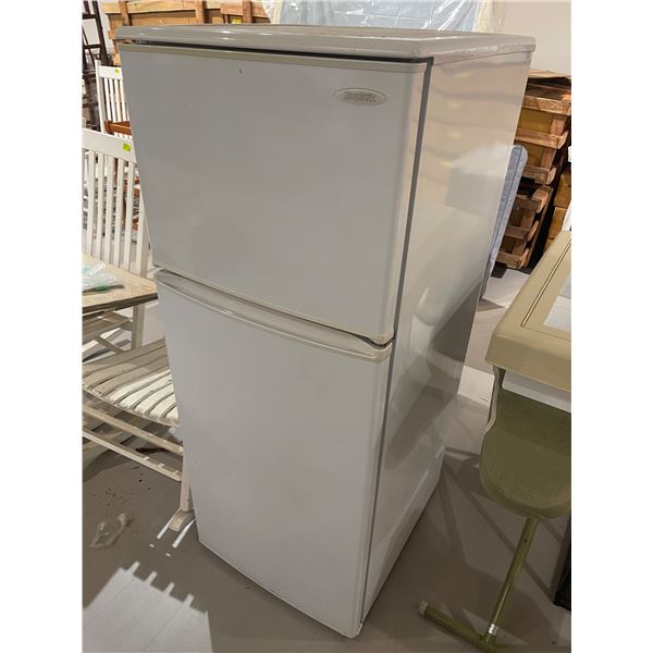Simplicity 24" Apartment Sized Refrigerator (24" wide x 28" deep x 58" tall) Untested