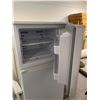 Image 3 : Simplicity 24" Apartment Sized Refrigerator (24" wide x 28" deep x 58" tall) Untested