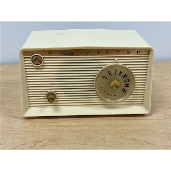 Vintage RCA Victor Nipper AM Radio - tested quickly and worked, no guarantees