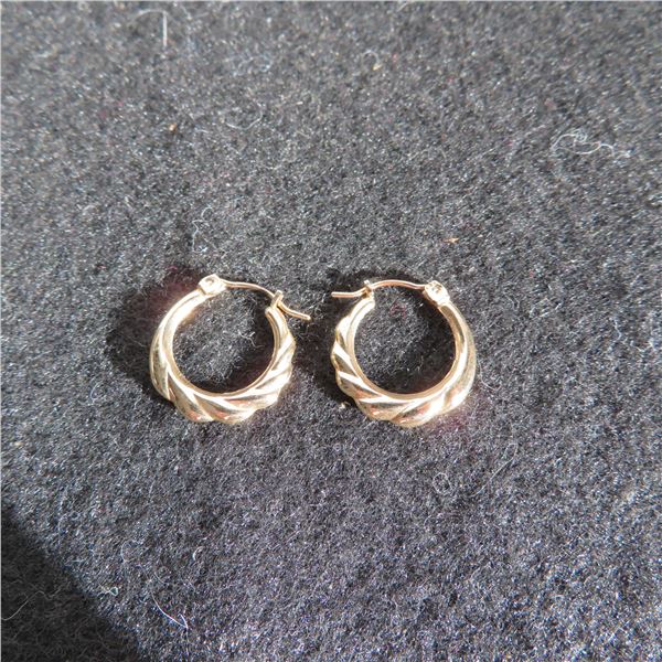 10K Yellow gold earrings.  Approx 5/8" round.  Marked 10K